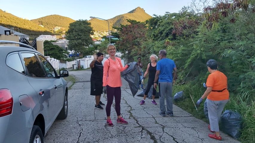 On Saturday Sept 18, 2021 a group of residents gathered at the entrance of the Belair area. The entry of the Otterroad is often littered with garbage. The group started at 6 AM and worked their way up to the garbage container at the end of the road. They did not shy away from going beyond the side of the road. Apart from the already expected “blown away garbage” they also picked up house hold garbagebags and a stove. The Foundation thanks the voluteers for their effort. You made the difference that Saturday. The foundation plans to organize more occacions like this to keep Belair clean.